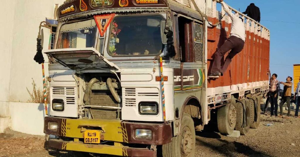 Rajkot Police Caught Liquor with Bootlegger