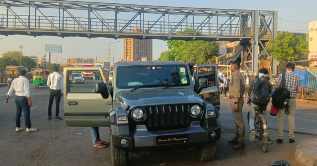Ahmedabad traffic police remove balck film on car