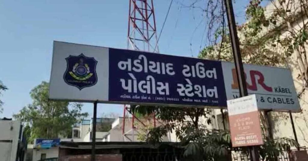 Nadiad News: Angadia Firmમાં કર્મચારીને માથાના ભાગે હથોડી મારી Loot ...