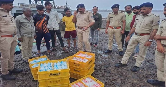 Amreli police food Packet in Shiyalbet