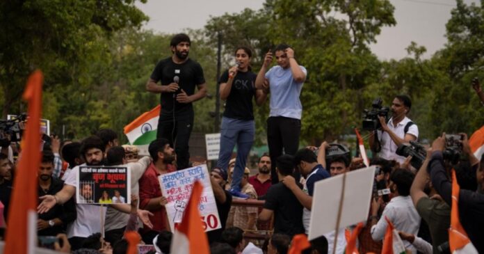 sakshi malik leaves wrestlers protest