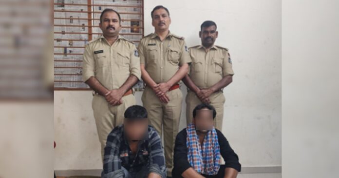 Kadi police nabbed eeco car silencer thieves