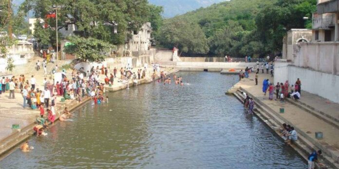 child died after drowning in Damodar Kund in Junagadh